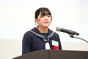 女生徒がスピーチ台からスピーチを行っている