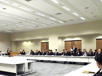 集められた署名を中央に据え、国会への請願を行っている